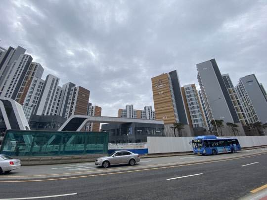 오는 2월 입주를 시작하는 고덕아르테온은 지하철 역세권과 4000세대 이상의 대단지 프리미엄까지 붙으면서 30평대 실거래가가 15억원을 넘어섰다. 사진은 고덕아르테온 단지 전경.    이상현기자